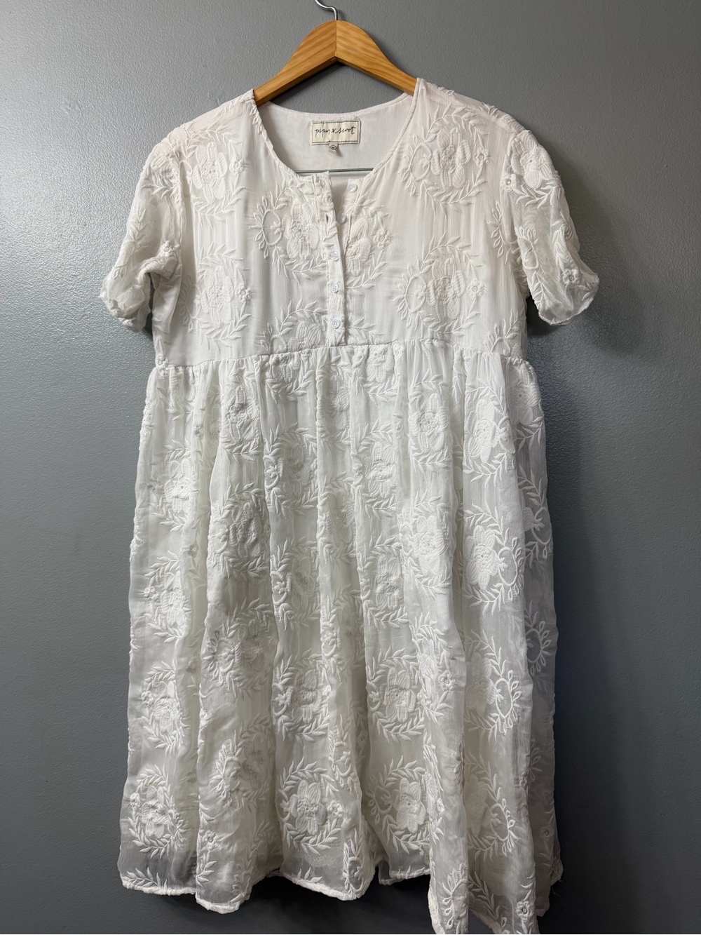piper & scoot White Embroidered floral Cotton  Dress medium
